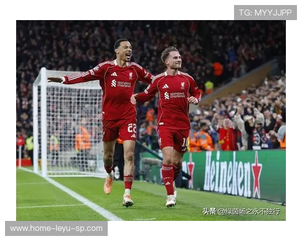 利物浦后卫亚诺普犀利抢断，带球发起反击，利物浦的阿诺德